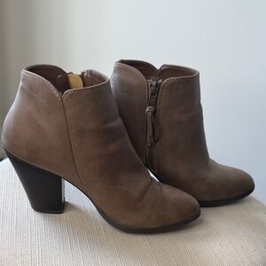 Charlotte Russe Taupe Ankle Booties 6.5 . 0155